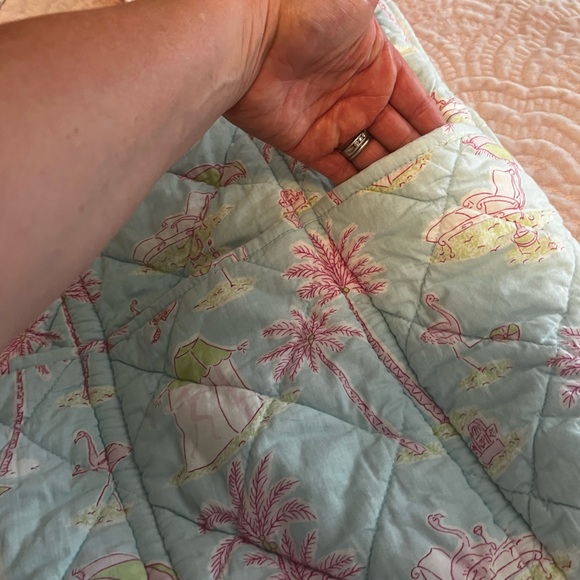 Quilted beach bag by Twos Company - Picture 9 of 9